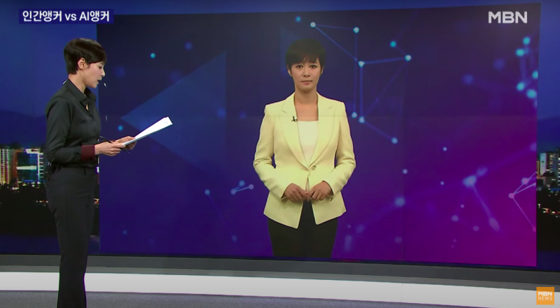 南韓首位AI新聞主播亮相。圖為主播本人與虛擬版本對談。   圖：翻攝自MBN Youtube