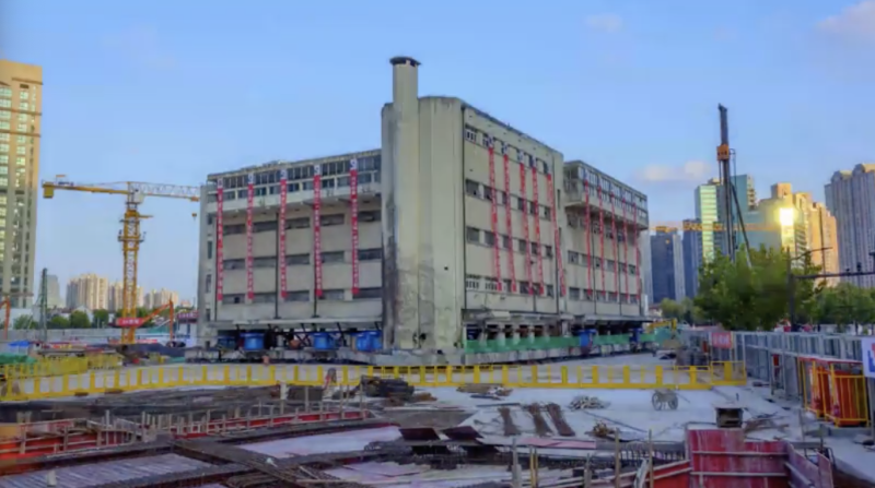 中國上海市黃浦區的拉格納小學在「步行機器人」幫助下，將一棟7600噸重的建物遷移至26公尺外。   圖：翻攝自《CNTV》Youtube