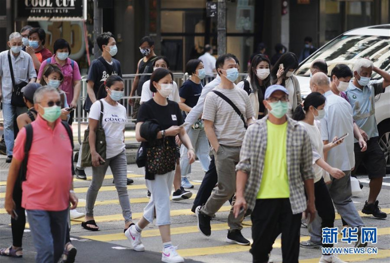 香港疫情加劇，港府自下週一起加強防疫措施，限制餐館同桌用餐人數。   圖：翻攝自新華網