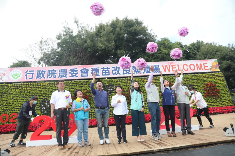 開幕式由盧市長等人一同將繡球拋向高空-宣布活動開跑。   台中市政府/提供