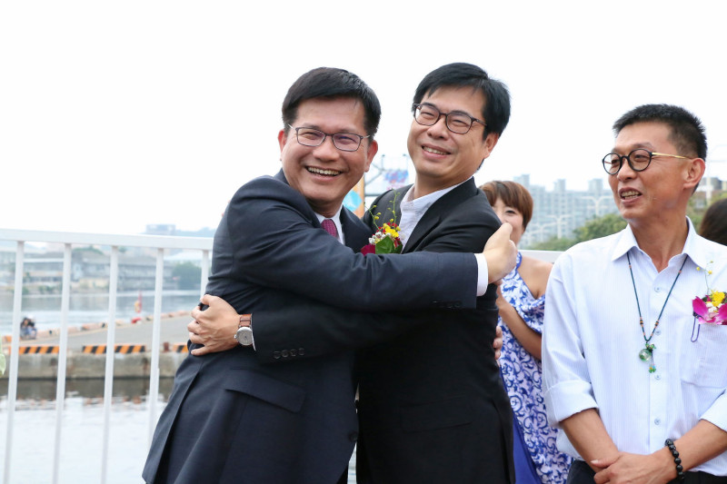 陳其邁(中)與林佳龍擁抱，為現場製造笑果。   圖：高雄市政府/提供