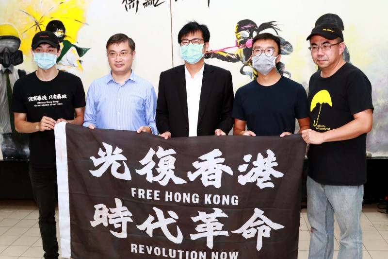 陳其邁(中)出席「香港主題展」，表達對香港民主的支持。   圖：高雄市政府/提供