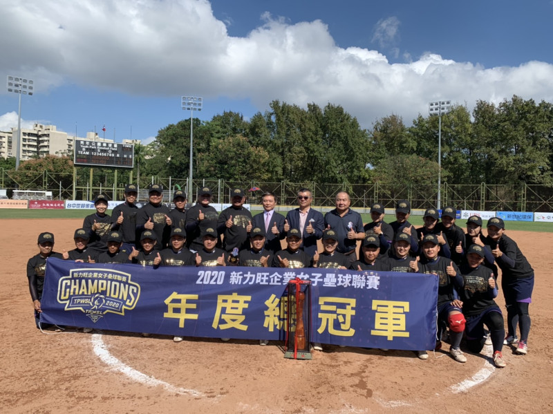 中華民國壘球協會副理事長林昆漢（後排中）親自頒獎給冠軍隊伍。   壘球協會/提供