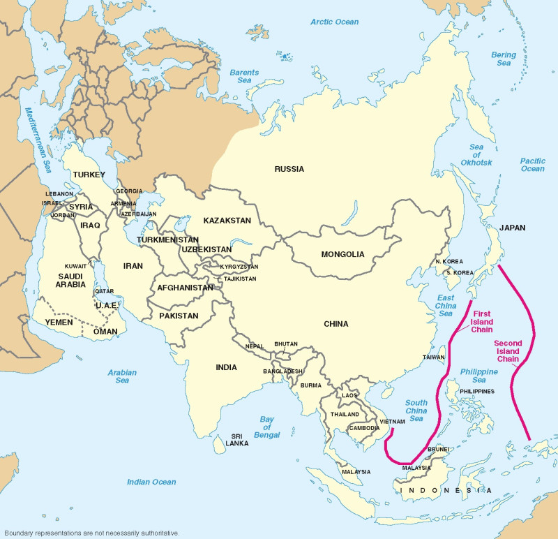 台灣（左邊紅線中）位於第一島鏈的心臟地帶，對美國而言，丟了台灣，可能意味著失去亞洲和整片太平洋。   圖：翻攝自維基網站