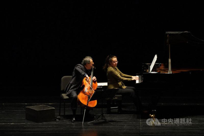 大提琴家馬友友（左）15日在台北國家音樂廳演出「大地之歌」音樂會後，隨即搭機離台，結束2個音樂會製作共5場音樂會行程。圖為在台中國家歌劇院的演出畫面。   圖：中央社／提供