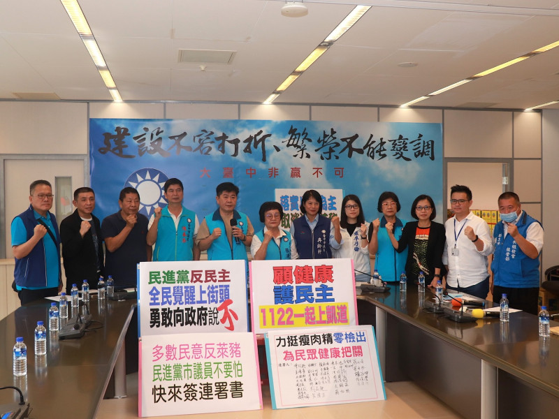 黨團議員高喊「拒絕萊豬開放，保護國人健康」。   圖：國民黨團/提供