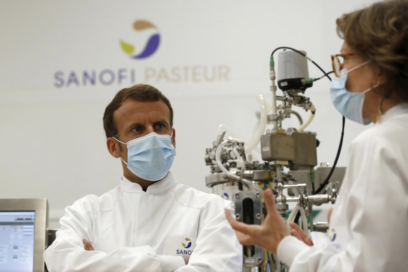 法國總統馬克宏（Emmanuel Macron）今年6月參訪巴黎藥廠賽諾菲（Sanofi）疫苗研發實驗室。   圖：達志影像/美聯社