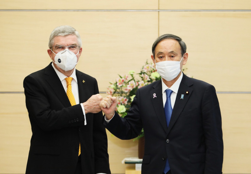 日本首相菅義偉（右）今天呼籲，民眾要做好基本防疫工作，聚餐聊天時要戴口罩。圖為奧委會主席巴赫（左）日前和菅義偉會面，兩人皆戴口罩。   圖：取自日首相官邸推特