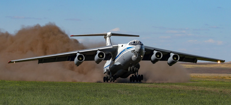 俄方出動伊爾-76飛機飛往亞美尼亞。   圖：翻攝自俄羅斯國防部臉書