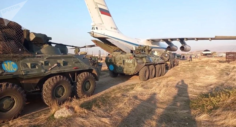 大批俄羅斯軍機載運裝甲車與武裝人員抵達亞美尼亞。   圖 : 翻攝自環球軍事網