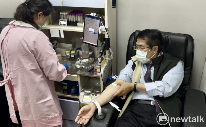 台南市長黃偉哲前往台南市中西區永福路一段的捐血中心捐了250cc的鮮血，呼籲全國各社會團體、民眾踴躍捐血。   圖：黃博郎／攝