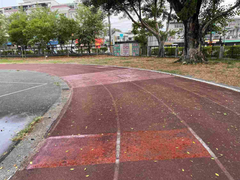 嘉義市推廣校園生態環境教育，ＰＵ跑道將逐年退場。   圖：嘉義市政府/提供