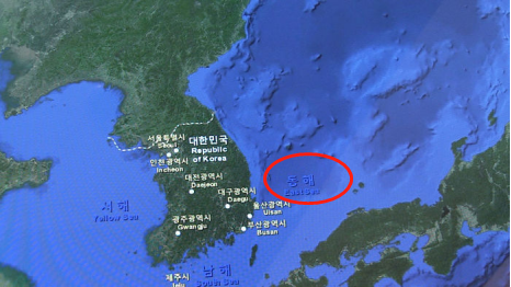 韓國方面主張，「日本海」是日本在20世紀初的侵略性殖民中起的對自己有利的名稱，應該改稱該海域為東海。   圖 : 翻攝自韓國SBS電視台畫面