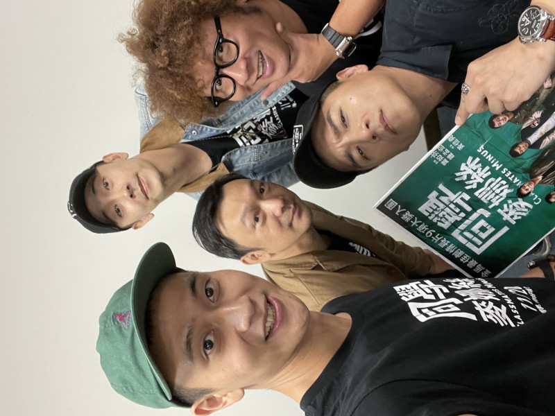 《同學麥娜絲》劉冠廷(左起)、導演黃信堯、施名帥、納豆、鄭人碩一同到台南、高雄會粉絲。   圖：甲上娛樂/提供