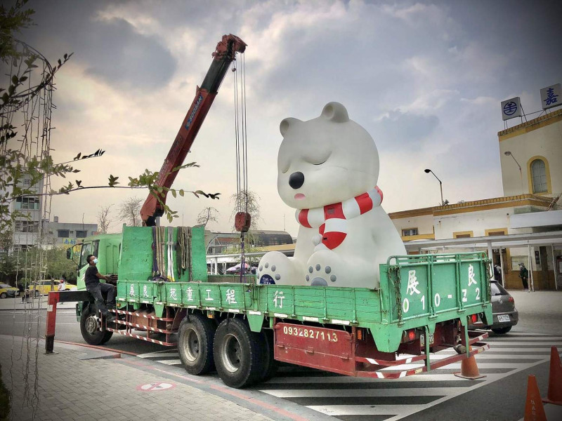 嘉義火車站前的沈睡大白熊回家洗澡換裝，將於聖誕節重新登場。   圖：嘉義市政府/提供