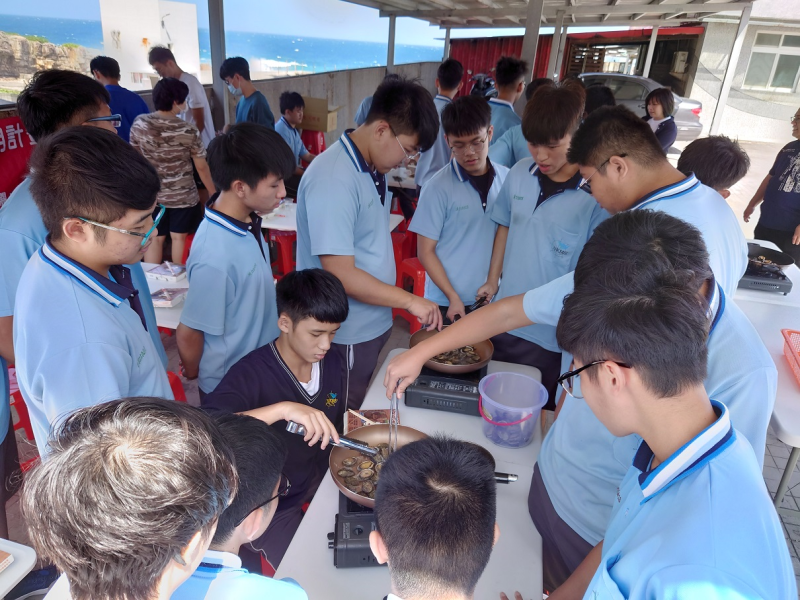 午餐時間，學生們烹飪並享用親手採收的貢寮鮑。    圖：新北市漁業處提供