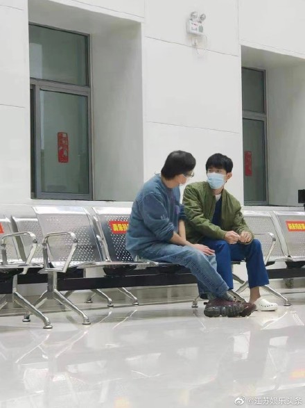 中國媒體報導《中國醫生》在無錫拍攝中，右側為正在拍攝中的易烊千璽。   圖：翻攝自江蘇娛樂頭條微博