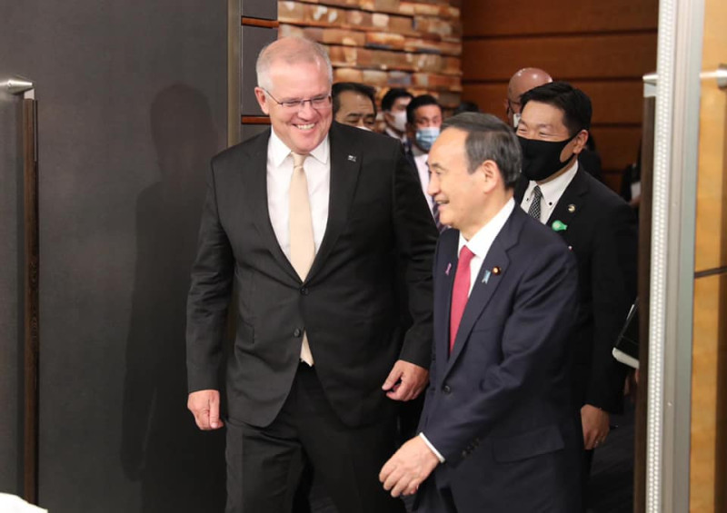 澳大利亞總理莫里森（前排左起）訪問日本，與日相菅義偉相談甚歡，兩國達成多項包括軍事協議。   圖：翻攝自莫里森臉書