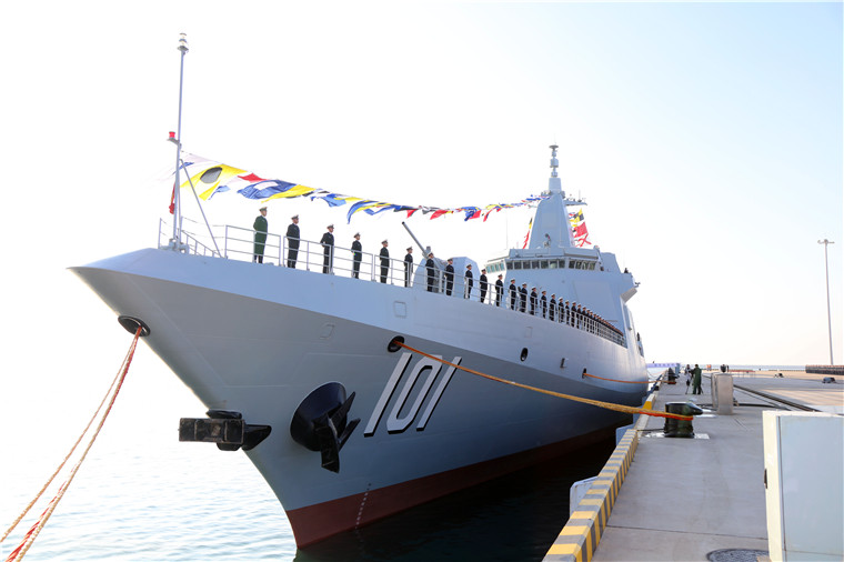 今年服役的中國解放軍海軍055型驅逐艦首艦南昌艦，是中方第1艘萬噸級驅逐艦，號稱打擊與反導能力優異。   圖：翻攝自中國國防部