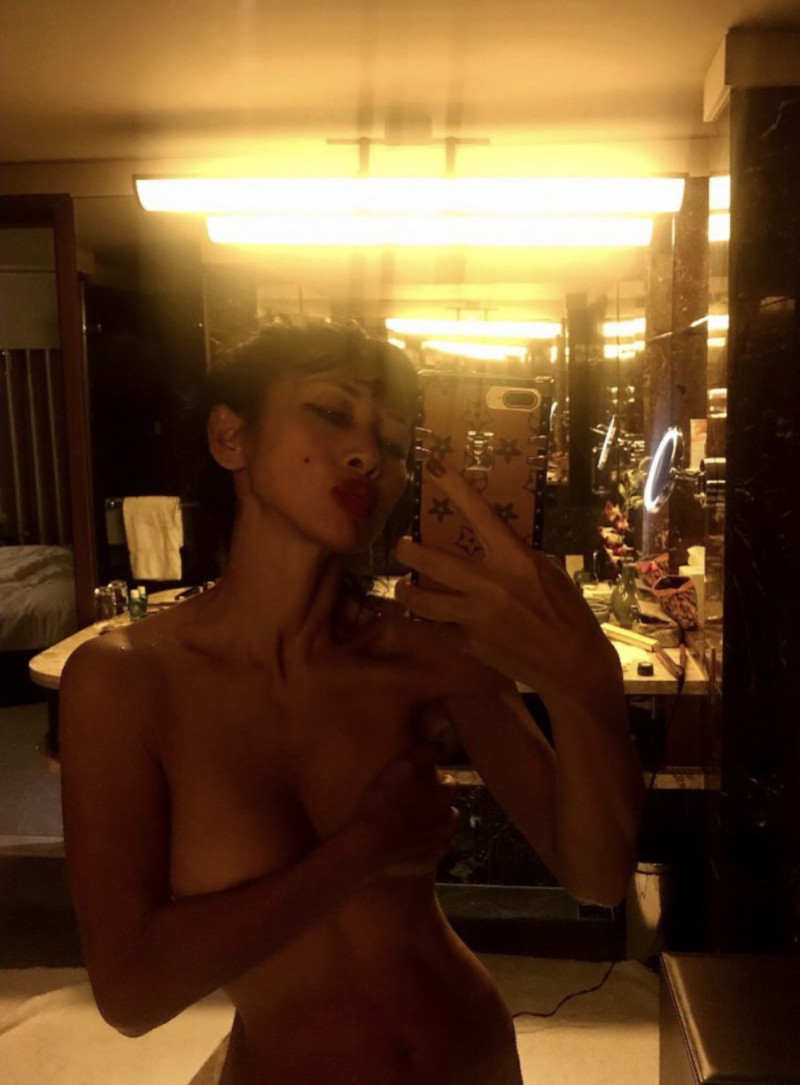 白靈今天早上在IG曬出自己在新飯店，以手遮胸的全裸照，慶祝自己發現新的自由。   圖：翻攝Instagram