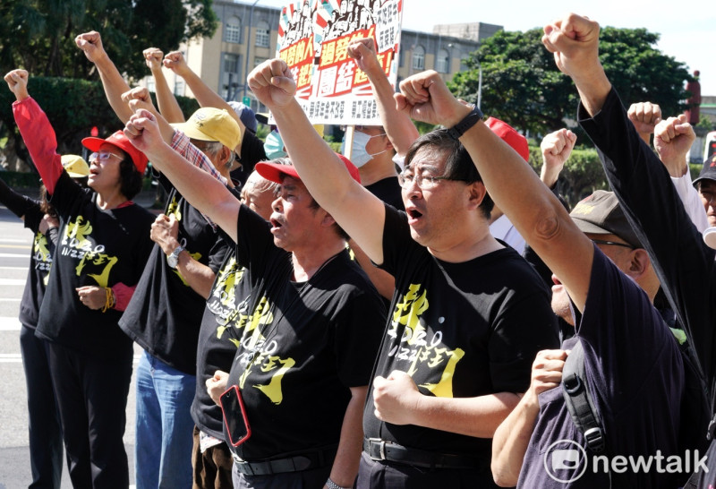 主辦秋鬥團體的成員在台灣黑豬的淒厲哀嚎聲中，高喊「反毒豬 反雙標 反黨國」等口號。不過現在多了「捍衛言論自由」   圖：張良一/攝