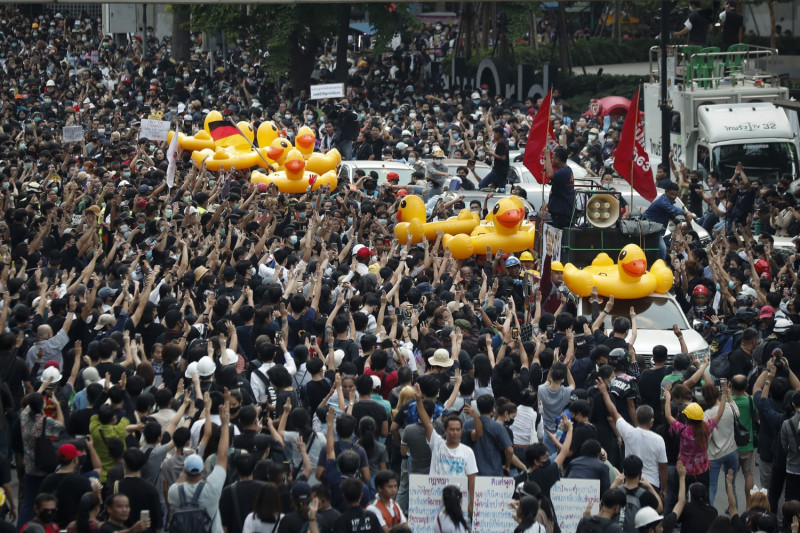 泰國學運不斷，圖為泰國抗議群眾以「黃色小鴨」作為對抗鎮暴警察的工具。   圖 : 達志影像/美聯社