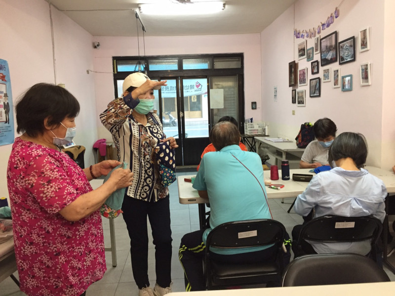 里長葉雅惠深知口罩防護重要性，7月起陸續開辦3場布口罩套 DIY課程，在里內掀起自製口罩熱潮。   圖：新北市民政局提供 