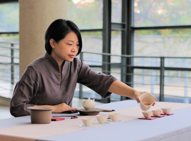 「茶．咖啡—跨域品嚐派對」由「國際茶席美學設計大賽」歷屆得獎者親自示範茶席。   圖：鶯歌陶瓷博物館提供