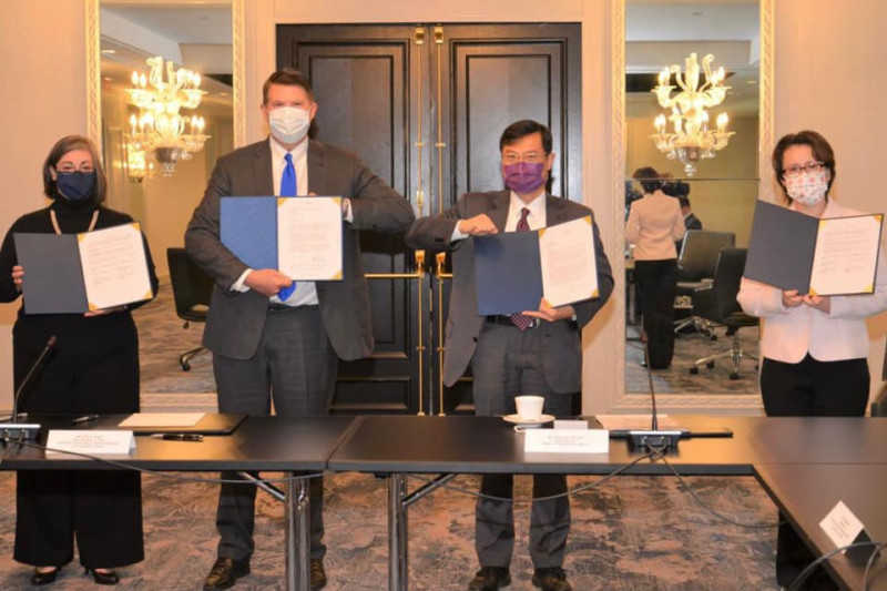 駐美代表蕭美琴（右）與美國在台協會執行理事藍鶯（左）在美國國務次卿柯拉克（左2）與經濟部次長陳正祺（右2）見證下，簽署備忘錄。   圖：翻攝蕭美琴臉書