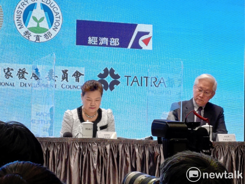 經濟部長王美花（圖左）說明中國考慮加入CPTPP的狀況。   圖：黃建豪/攝