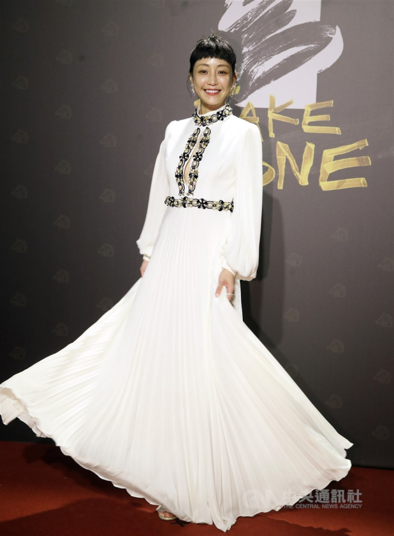 演員謝欣穎今年以電影「怪胎」入圍第57屆金馬獎影后，身穿白色長裙開心現身紅毯。   圖: 中央社／提供