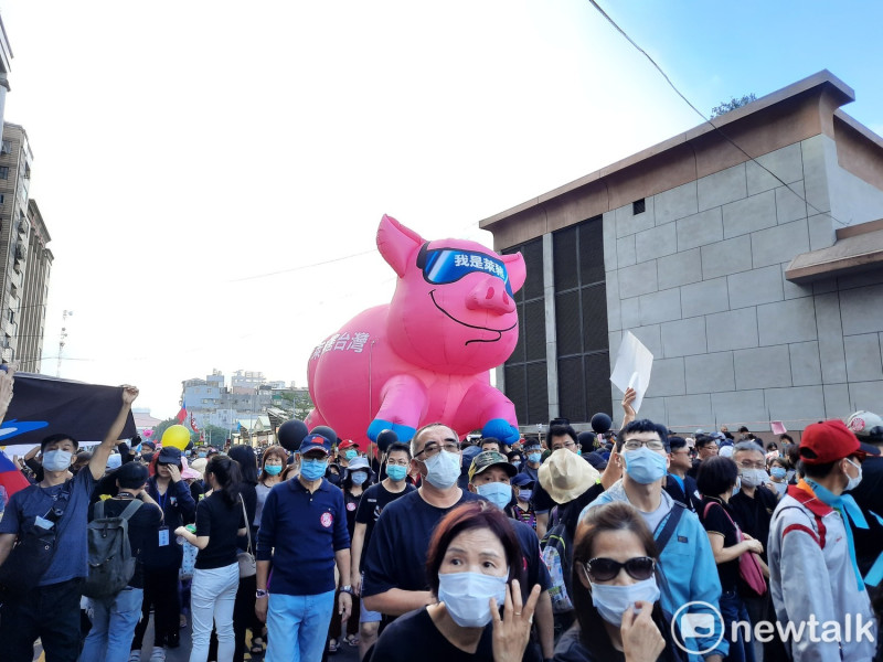 國民黨搬出兩隻大萊豬參與遊行。   圖:陳佩君/攝