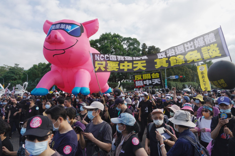 據《BBC》報導，民眾在秋鬥遊行中舉起一隻很大的豬氣球，反對美國萊豬進口。   圖：張良一/攝（資料照）