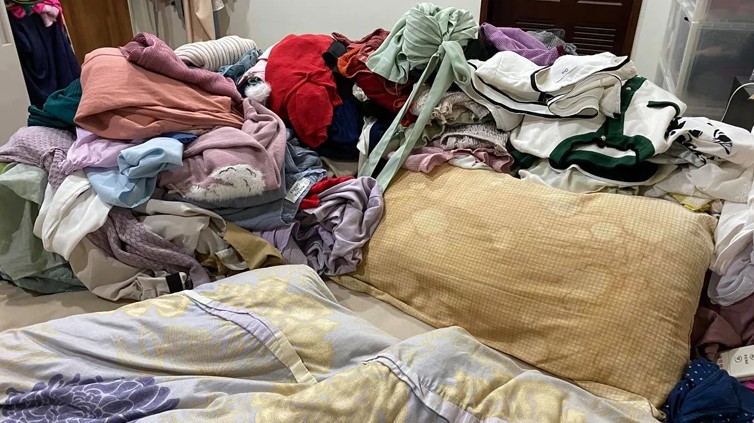 高嘉瑜po出自己租屋處的照片，證明自己囤物症搞得租屋處堆積像是資源回收廠才會難以搬家。   圖：取自高嘉瑜臉書