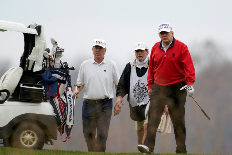 川普參加任內最後一場G20高峰會時，被抓包「翹會」跑去打高爾夫球。   圖：美聯社/達志影像