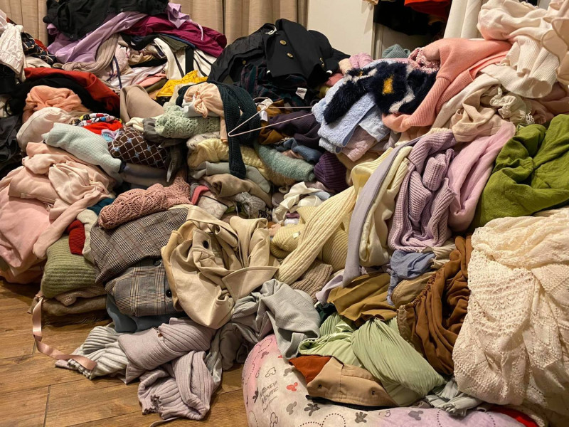 面對外界質疑，高嘉瑜於臉書PO出自己租屋處堆滿衣服的照片，表示自己有囤物症，衣物堆積如山無法搬家。   圖：翻攝高嘉瑜臉書