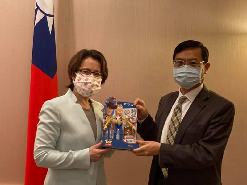 駐美大使蕭美琴23日在臉書分享陳正祺與她互贈伴手禮。   圖:翻攝自蕭美琴臉書