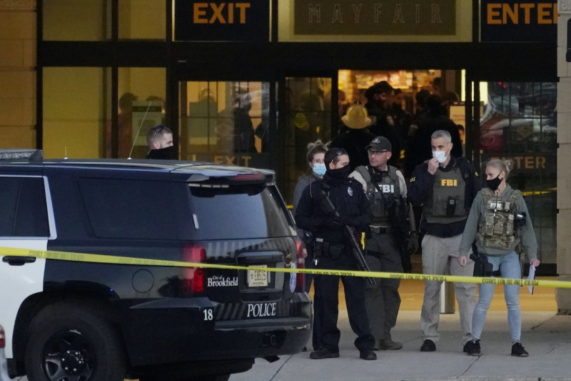 美國威州密爾瓦基郡郊區的梅菲爾（Mayfair）購物商場，20日發生一起槍擊案，造成8位民眾受傷，圖為事發現場警方聚集畫面。   圖：達志影像/美聯社