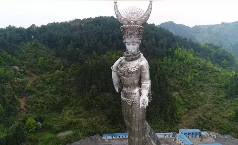 貴州脫貧縣花了8,600多萬人民幣打造88公尺高的苗族仰阿莎女神雕像。   圖 : 翻攝自微信