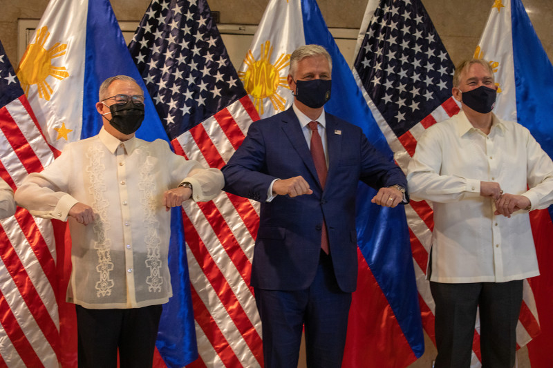 美國白宮國家安全顧問歐布萊恩（中）訪問菲律賓，鞏固兩國關係。   圖：翻攝自美駐菲大使館代辦推特