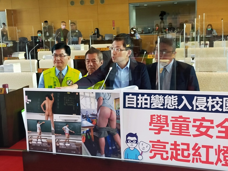 台中市議員林炘烽公布變態男到校園裸拍的畫面。    唐復年/攝