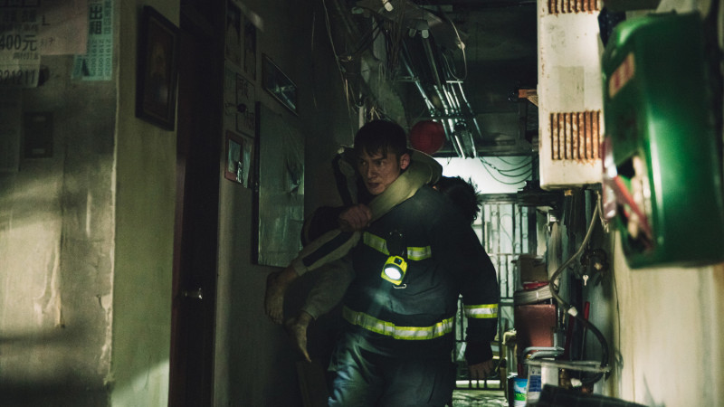 溫昇豪在《火神的眼淚》中出入火場肩扛命危男孩。   圖：公視/提供