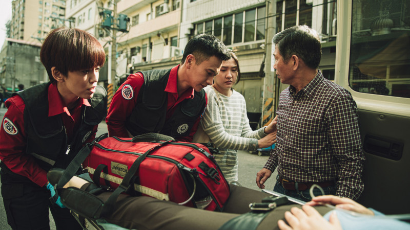 陳庭妮(左1)在《火神的眼淚》飾演劇中唯一的女消防員，與劉冠廷(左2)共同執行救護工作。   圖：公視/提供