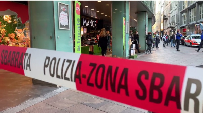 瑞士盧加諾市但丁購物中心發生疑似恐怖攻擊事件，警方不敢大意，聯邦調查局也介入調查。   圖：翻攝自www.cdt.ch影片