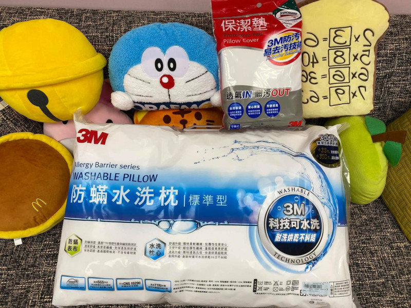 高嘉瑜PO出朋友送來的防蟎水洗枕，她說「我家有賣枕頭，請大家不用再送了，我會努力維持整潔。」   圖：翻攝高嘉瑜臉書