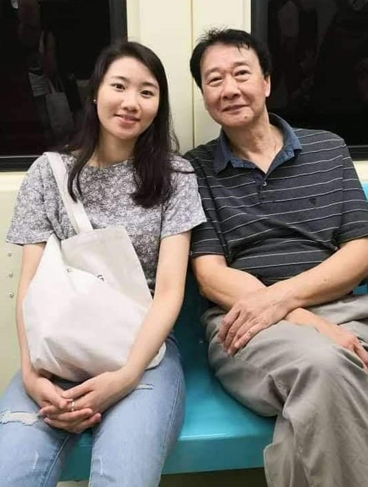 衛福部嘉義醫院麻醉科主任曾慶暉（右）的女兒曾以琳（左）日前於南韓街頭遭到酒駕撞死，這曾慶暉夫婦相當傷心。   圖：翻攝自臉書