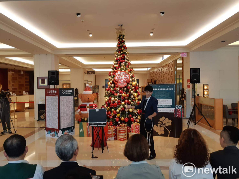 嘉義耐斯王子大飯店大廳佈置聖誕樹，希望大家一起來圓弱勢孩童的夢。   圖：蔡坤龍/攝