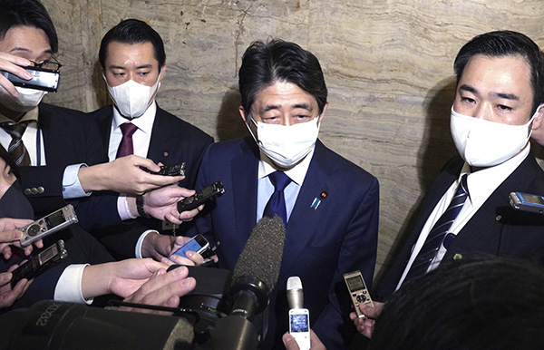 日本前首相安倍 (中[) 24日針對「賞櫻會」事件受訪。    圖 : 翻攝自澎派新聞