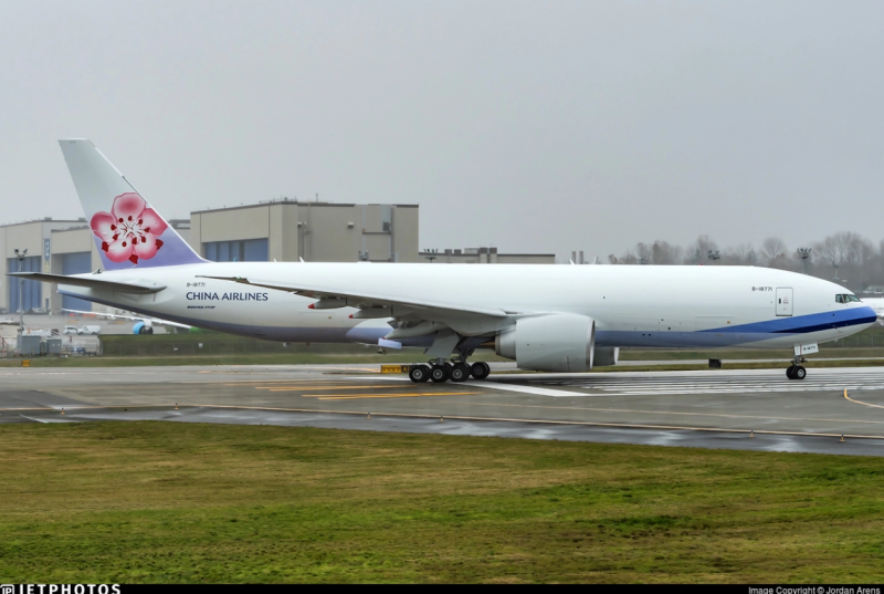 由外國航空迷Jordan Arens拍到的華航波音777F貨機，已經悄悄換成新塗裝，縮小CHINA字體。   圖：翻攝自JETPHOTOS網站