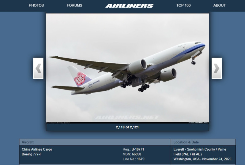國外航空網站秀出華航新貨機塗裝，「CHINA AIRLINES」字體明顯縮小，並移到機尾不顯眼的位置。   圖：翻攝自airliners.net